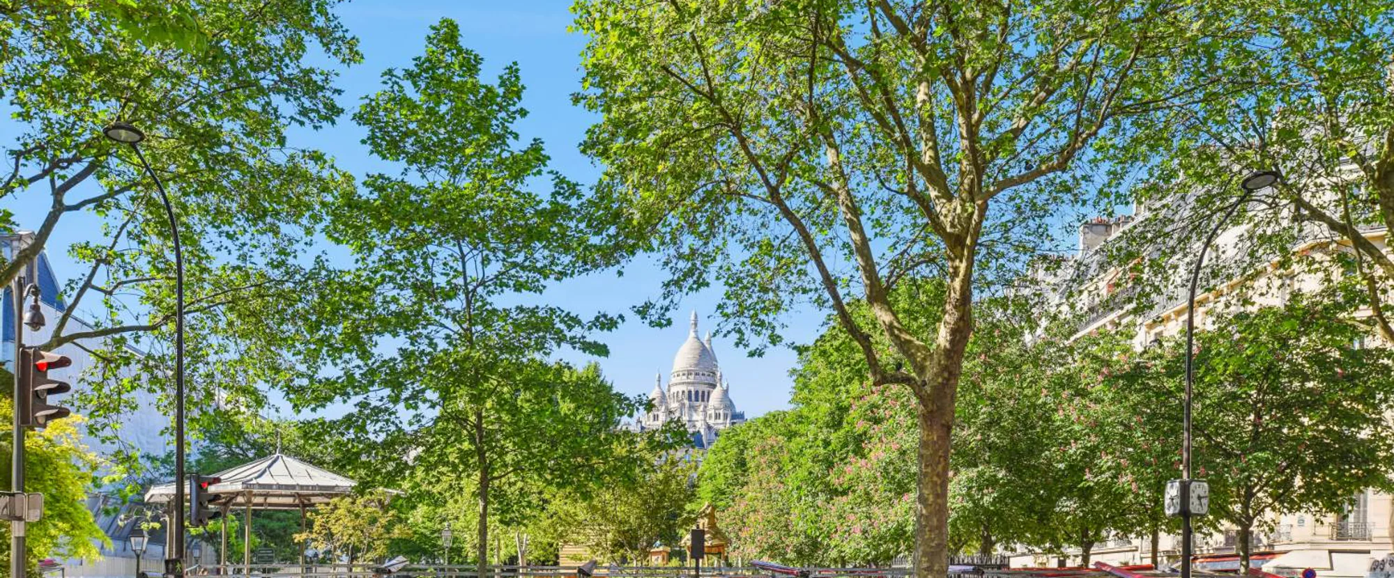 Le square d'Anvers et le Sacré-Cœur, au pied de l'avenue Trudaine, Paris 9e