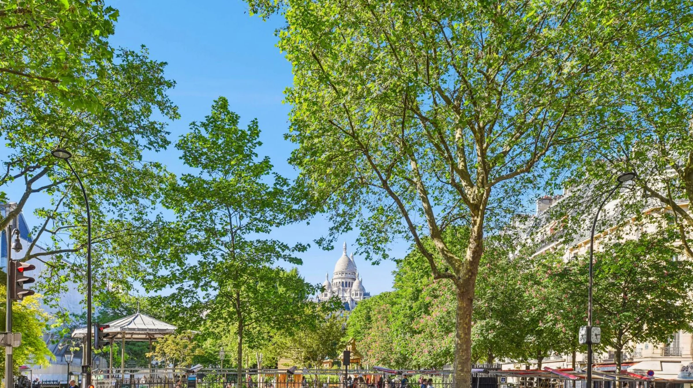 Le square d'Anvers et, au loin, la basilique du Sacré-Cœur