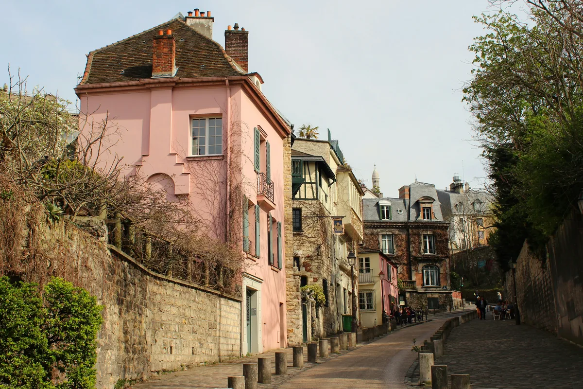 Rue de l'Abreuvoir à Montmartre, maisons anciennes le long d'une rue pavée en pente