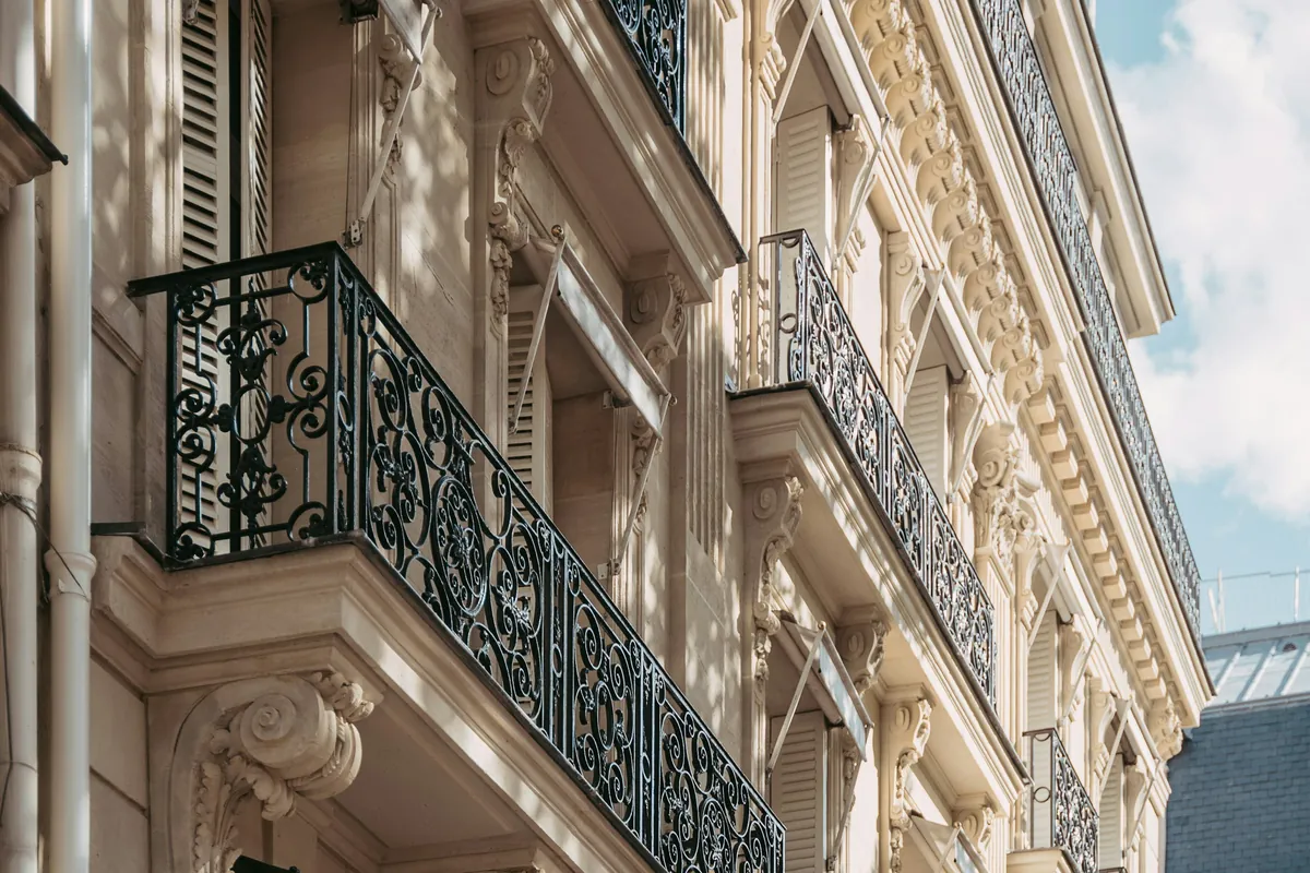 Façade haussmannienne aux balcons en fer forgé