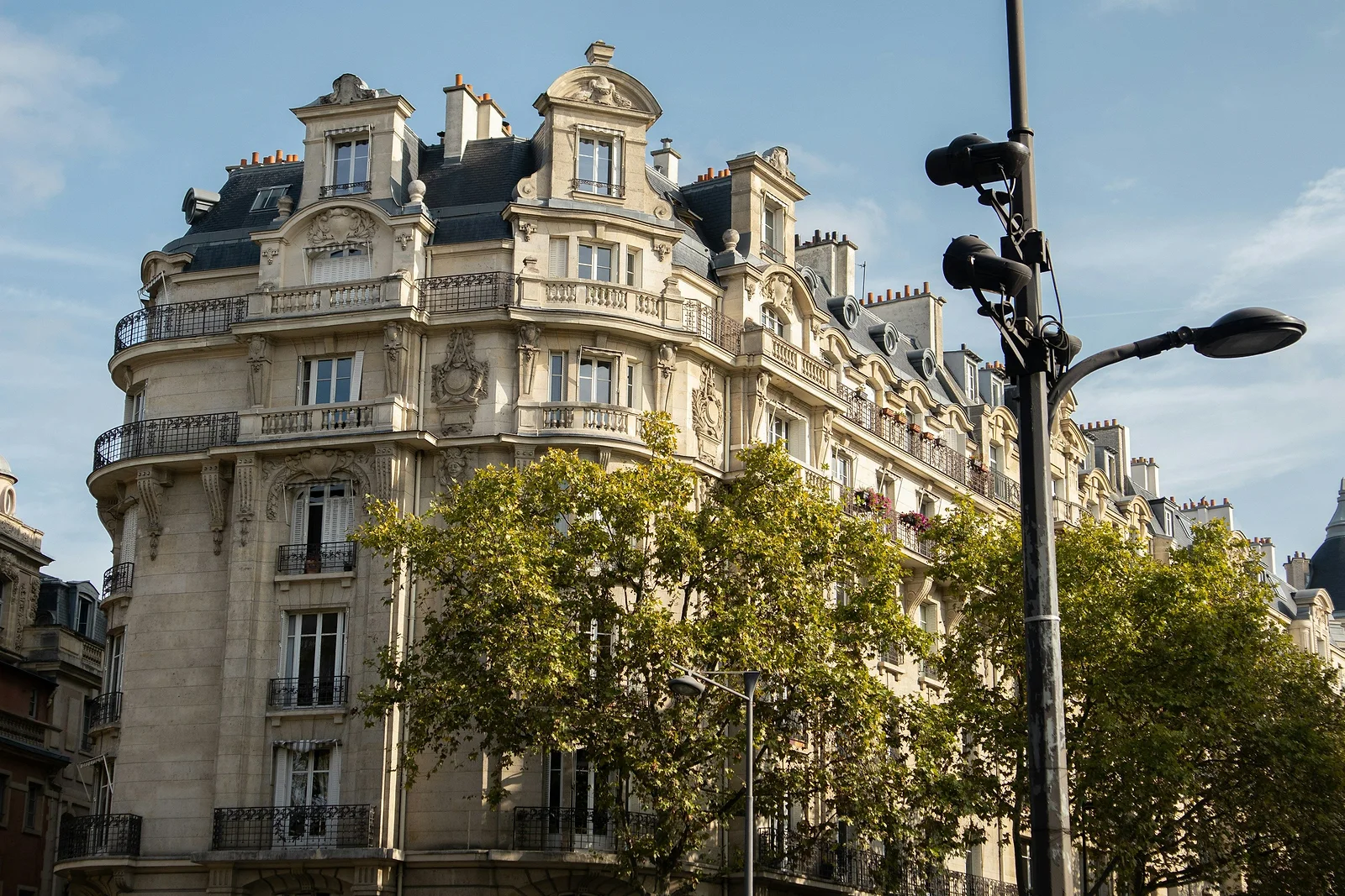 Immeuble d'angle haussmannien à Paris et ses balcons filants
