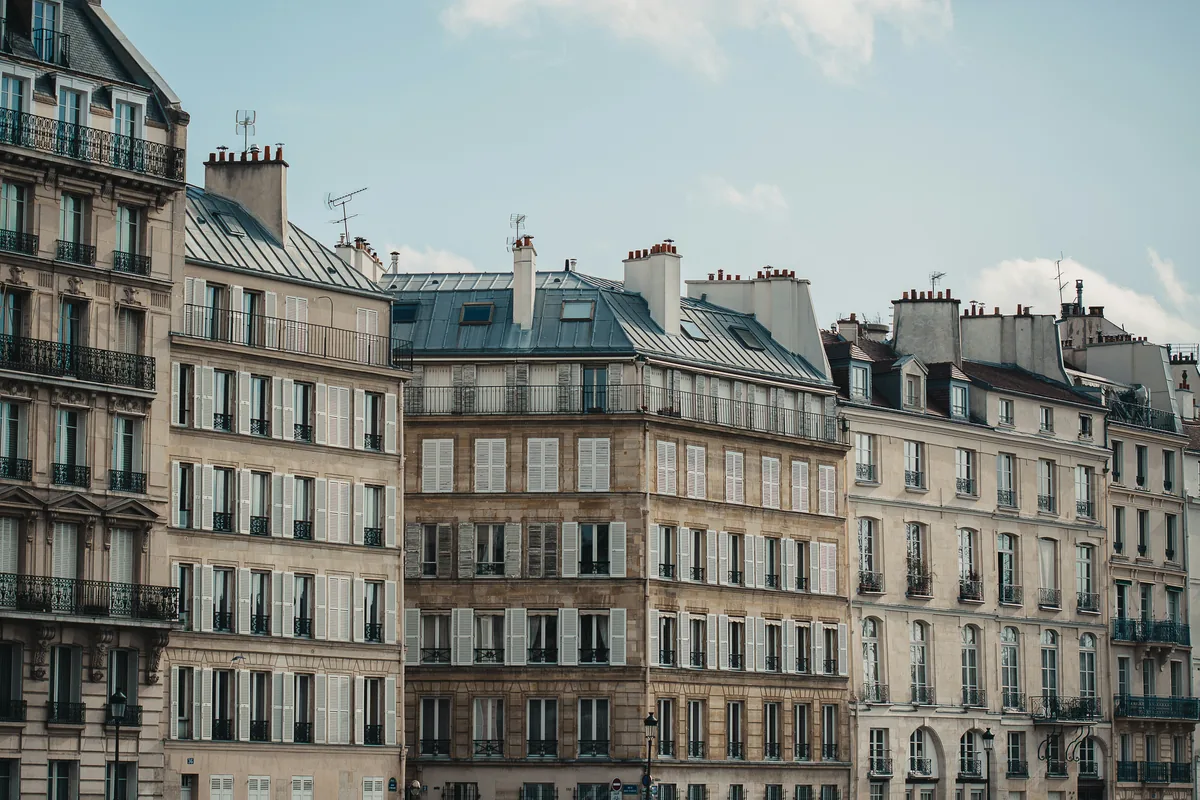 Façades d'immeubles parisiens, balcons et fenêtres
