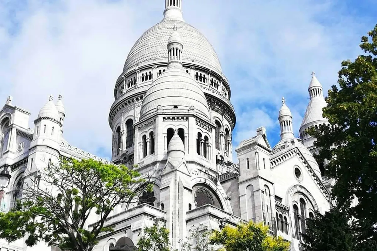 La basilique du Sacré-Cœur vue d'en bas