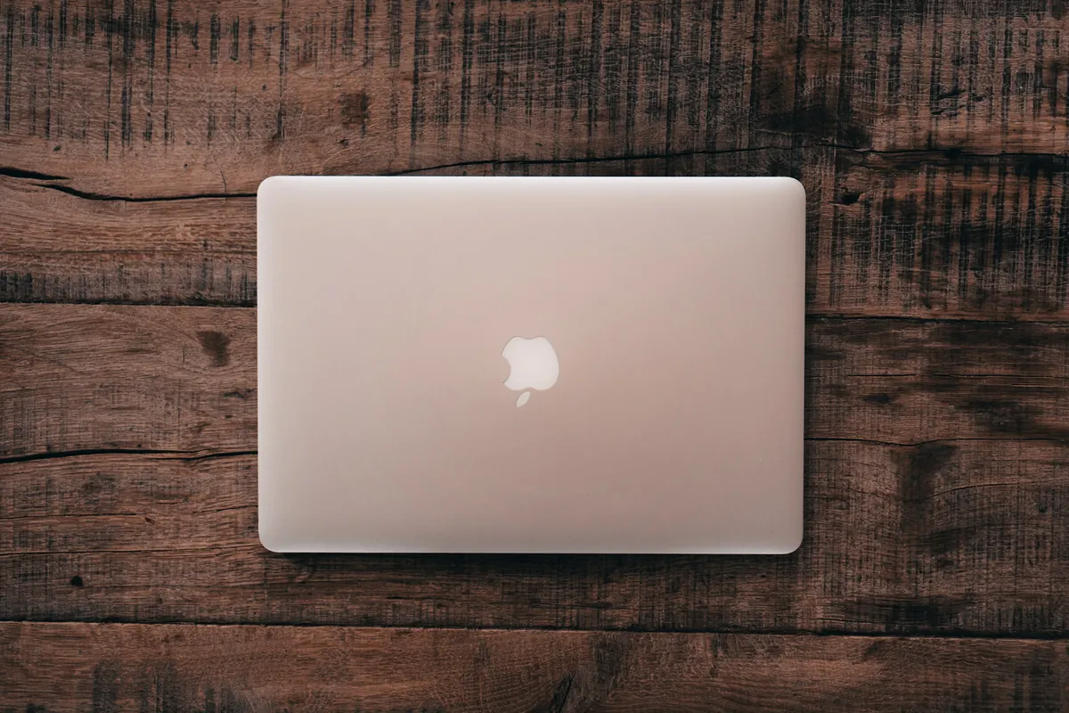 Ordinateur portable fermé sur un bureau en bois
