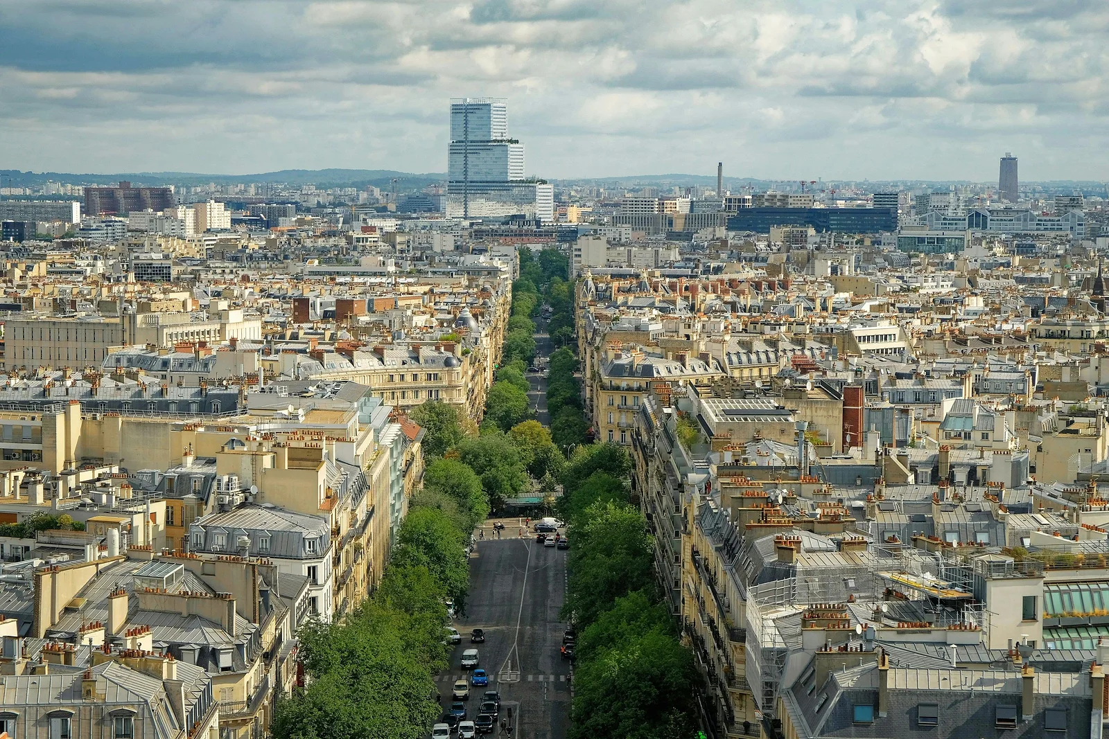 Toits haussmanniens et avenue arborée de Paris vus d'en haut