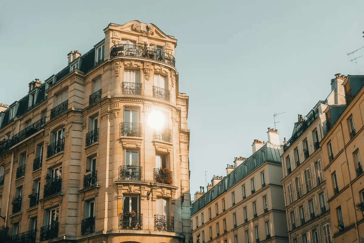 Immeuble haussmannien d'angle en lumière dorée