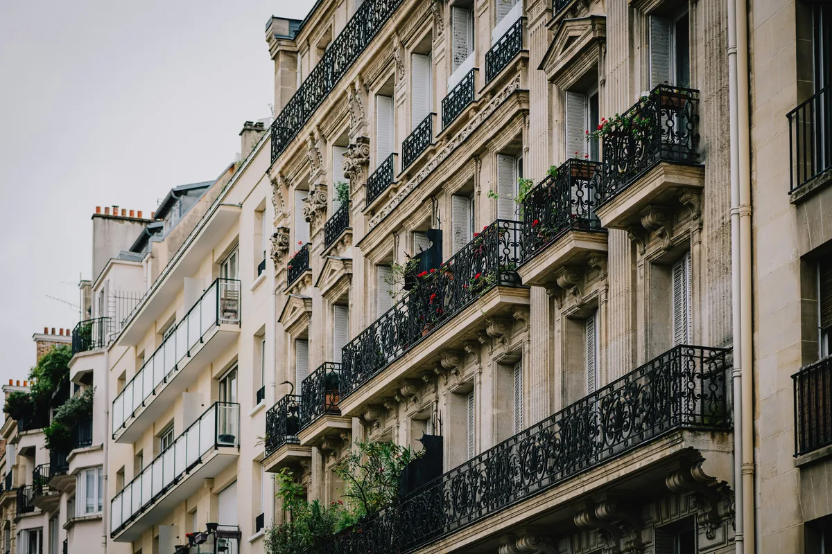 Façades haussmanniennes à balcons à garde-corps métalliques, Paris