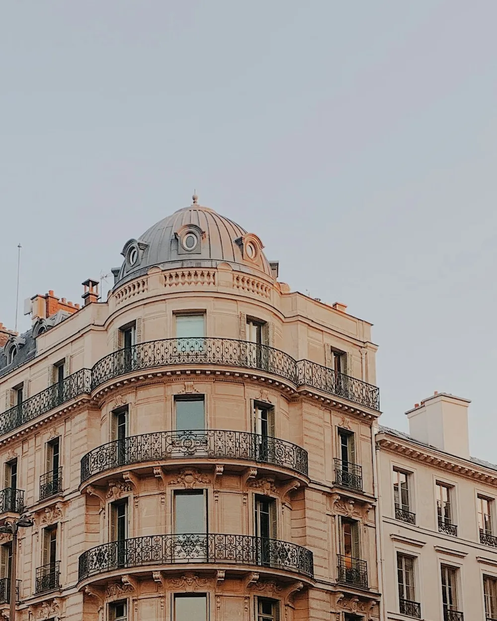 Immeuble haussmannien d'angle à rotonde, Paris