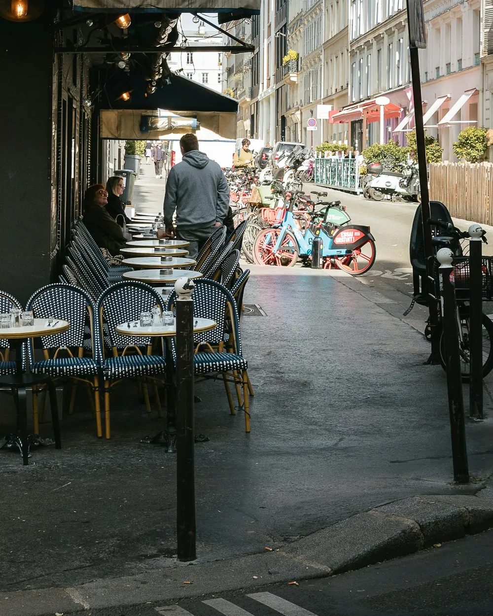 Terrasse de café dans une rue de Paris