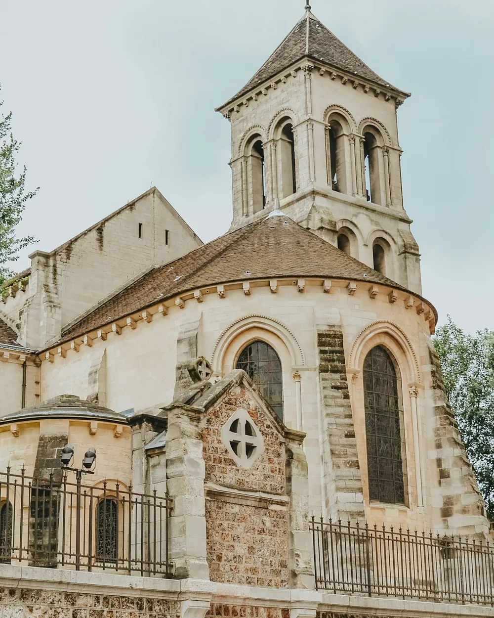 Église de pierre près du Sacré-Cœur, Montmartre